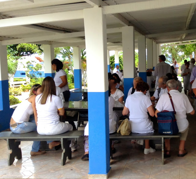 Foto 5 - Pessoas tomando a famosa sopa