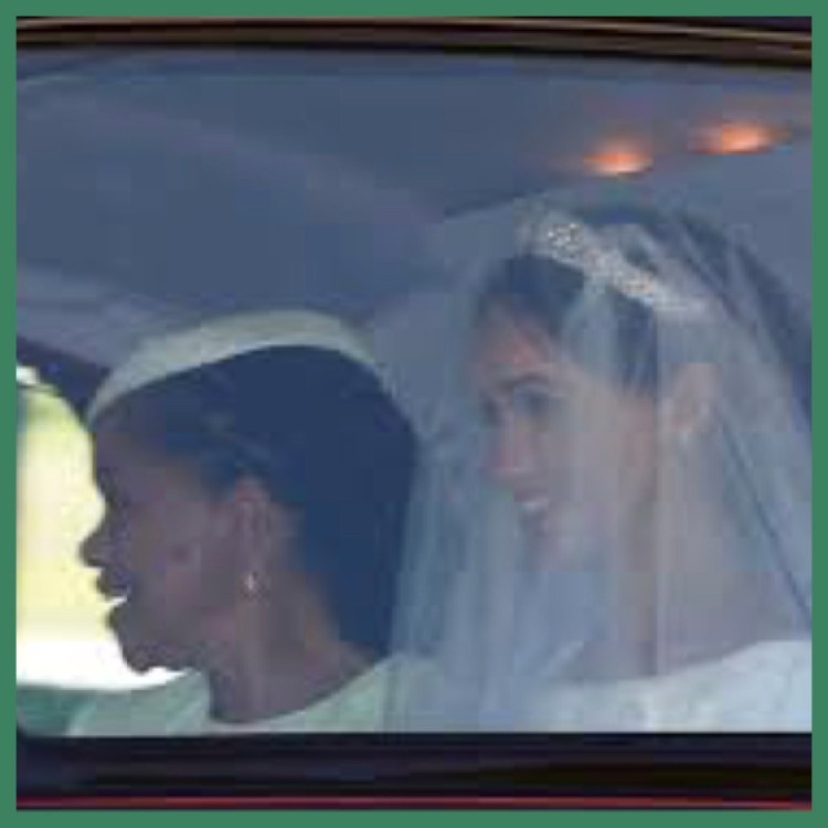 Foto 7 - Meghan chegando com a mãe