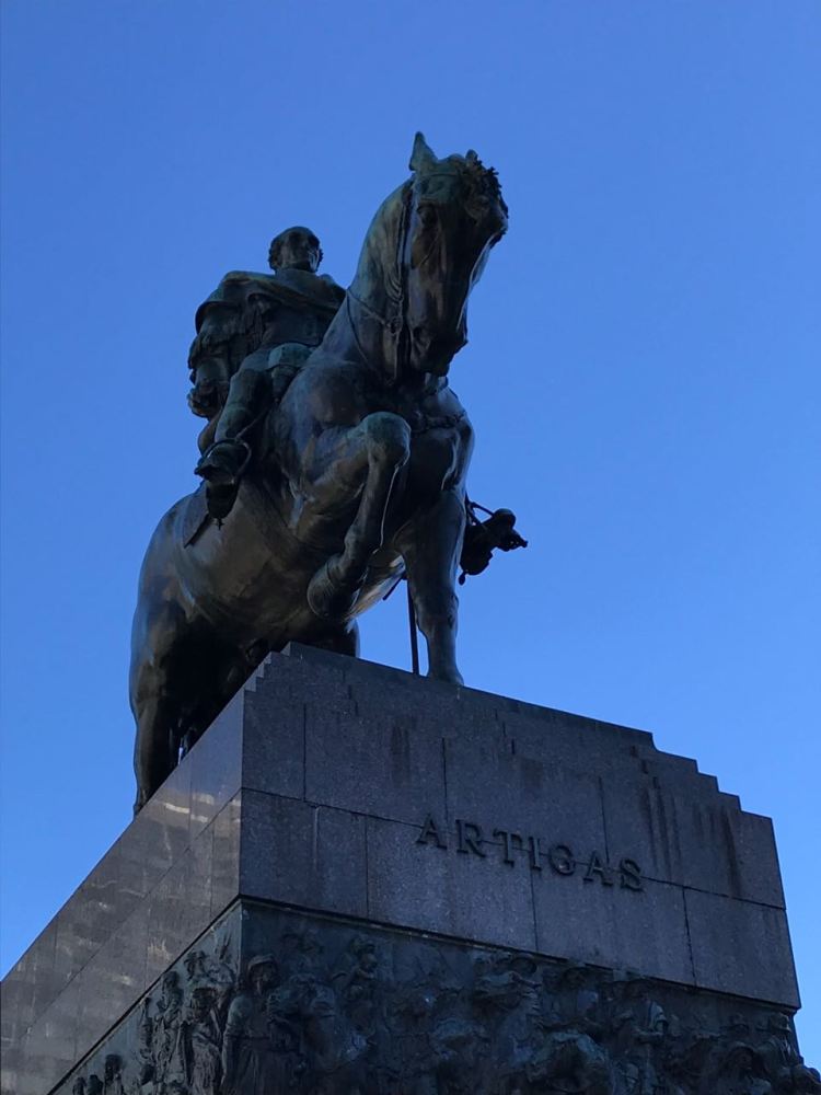 Foto 5 -Estátua do General Artigas na Praça da Independência